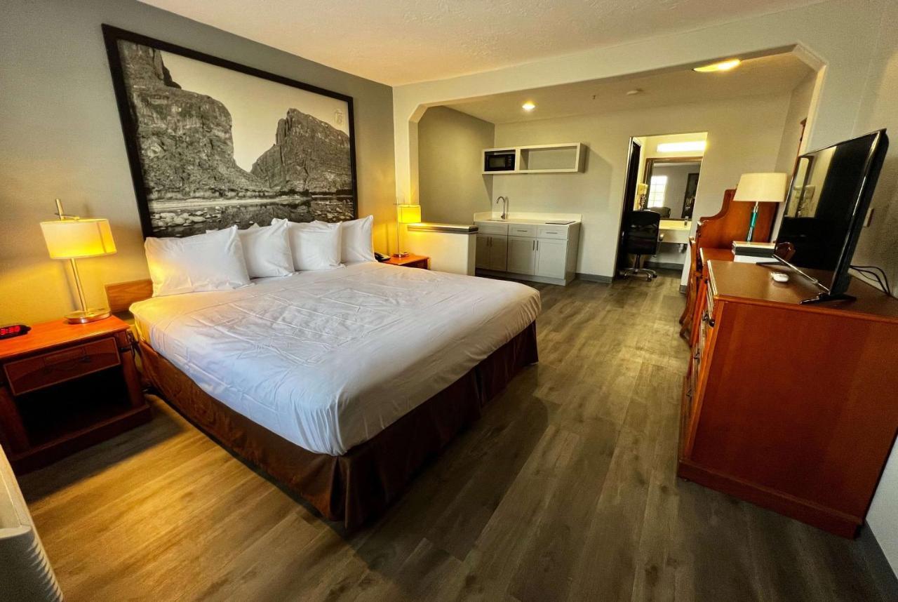 Super 8 By Wyndham Hotel 2*
