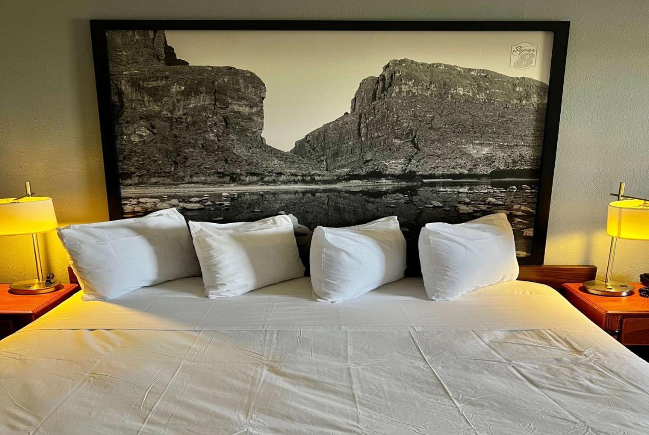 Hotel Super 8 By Wyndham Sealy